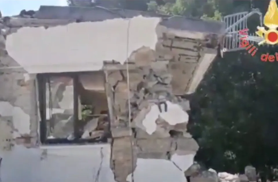 Gimigliano, casolare distrutto da una fuga di gas: marito e moglie estratti vivi dalle macerie -Video