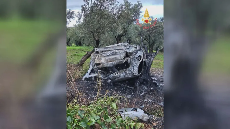 Auto esce di strada, si ribalta e prende fuoco: morte due ragazze