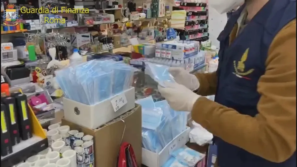Roma, maxi sequestro della Finanza tra mascherine, gel e termometri ottici (VIDEO)