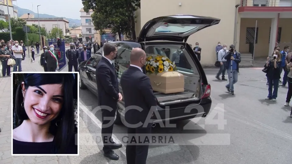 VIDEO | Strage sul Mottarone: arrivato a Diamante il feretro di Serena Cosentino