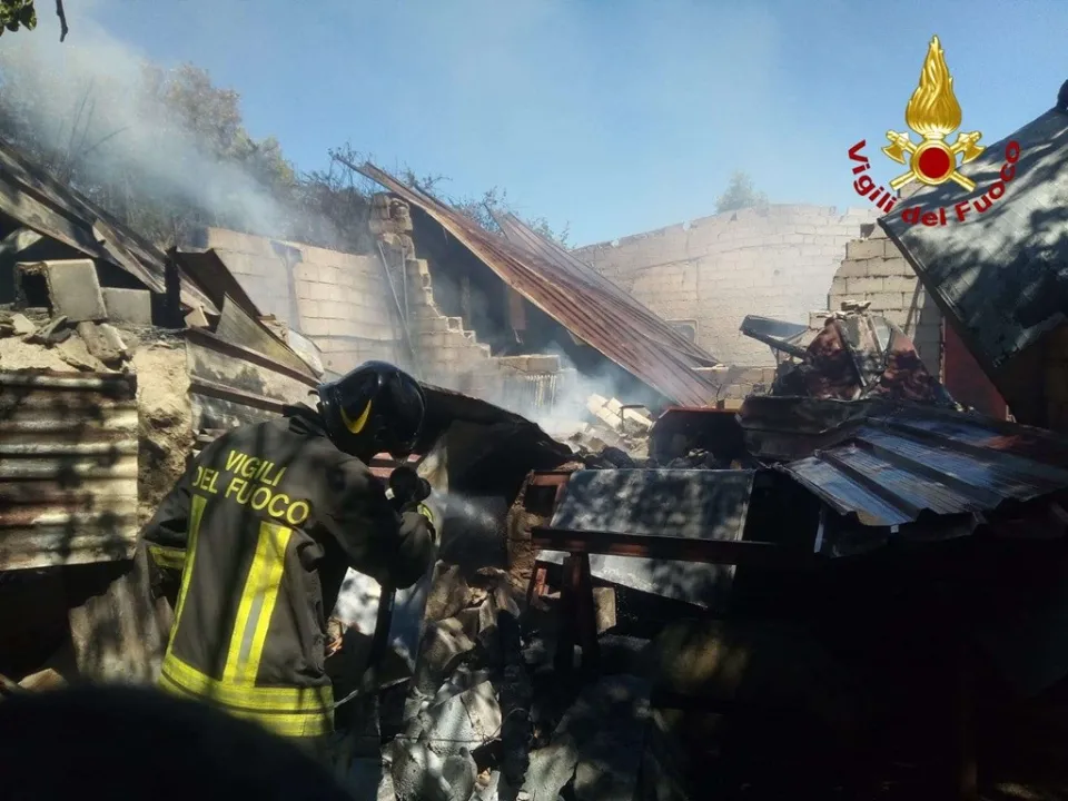 Incendio distrugge capannone agricolo nel Vibonese: sconosciute le cause del rogo