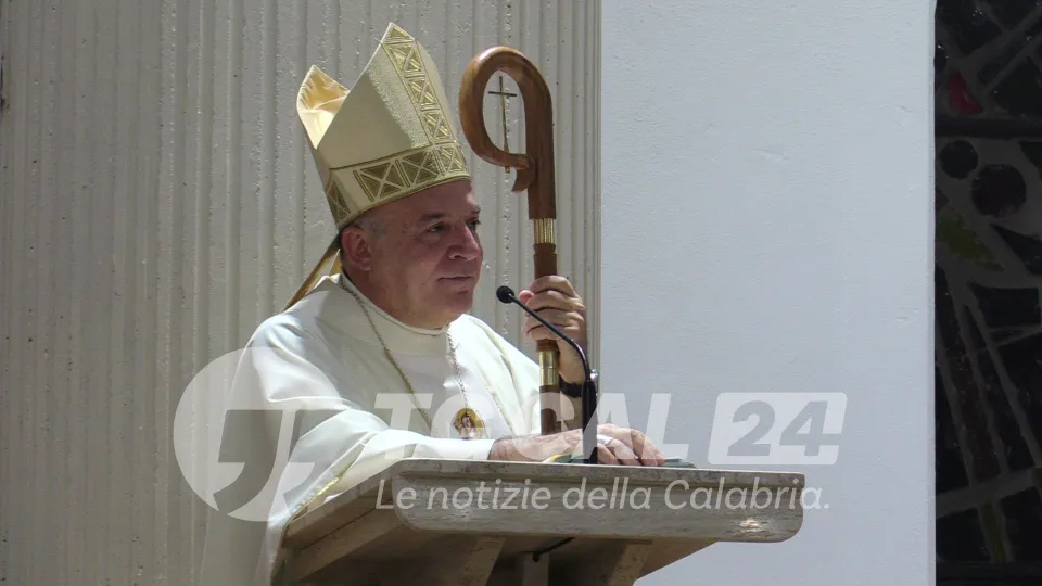 Mons. Panzetta saluta Crotone e si toglie qualche sassolino dalla scarpa