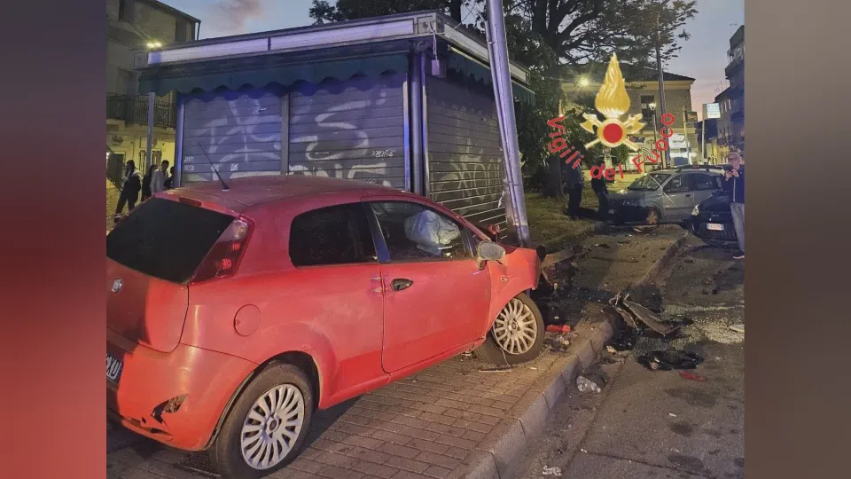 Schianto all’alba a Catanzaro Lido, due persone in ospedale