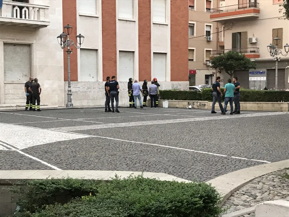 Crotone, zaino sospetto ai piedi del palazzo comunale: circondata l’area (VIDEO)