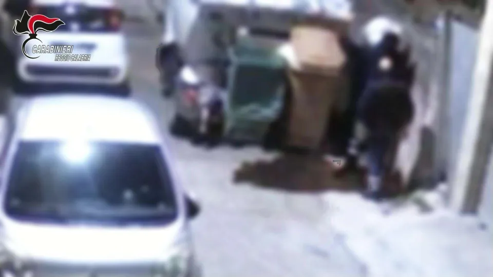 Operatori ecologici lanciano spazzatura in un'area privata: denunciati