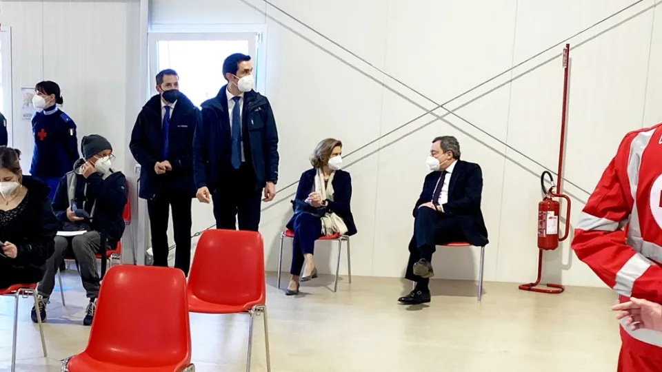 Coronavirus, il premier Draghi e la moglie si sono vaccinati con AstraZeneca (VIDEO)