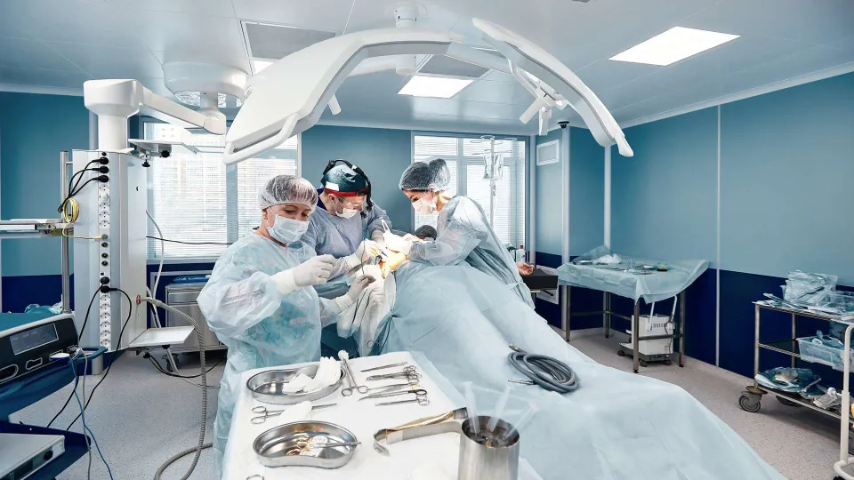 Al Romolo Hospital un innovativo intervento chirurgico a paziente sveglio
