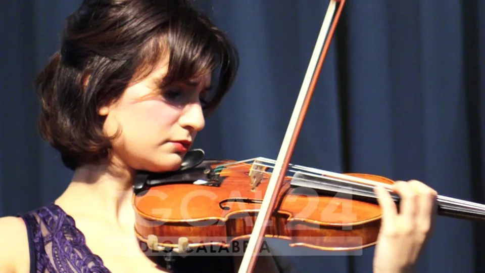VIDEO | La violinista solista Ava Baheri illumina Crotone con l'orchestra "Orfeo Stillo"