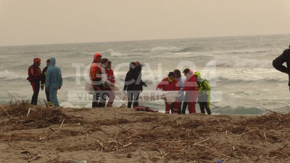 Naufragio migranti: recuperato il corpo di una bambina di 4 anni, sale a 74 il bilancio delle vittime