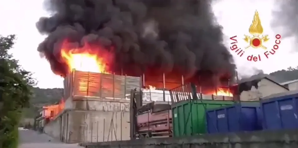 VIDEO | Incendio in una discarica a Tarsia: non si esclude l'origine dolosa