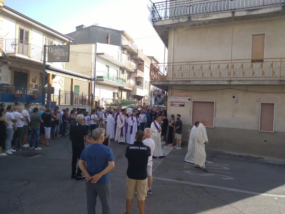 Papanice saluta Karol Rizza: in cinquemila partecipano al funerale del 15enne