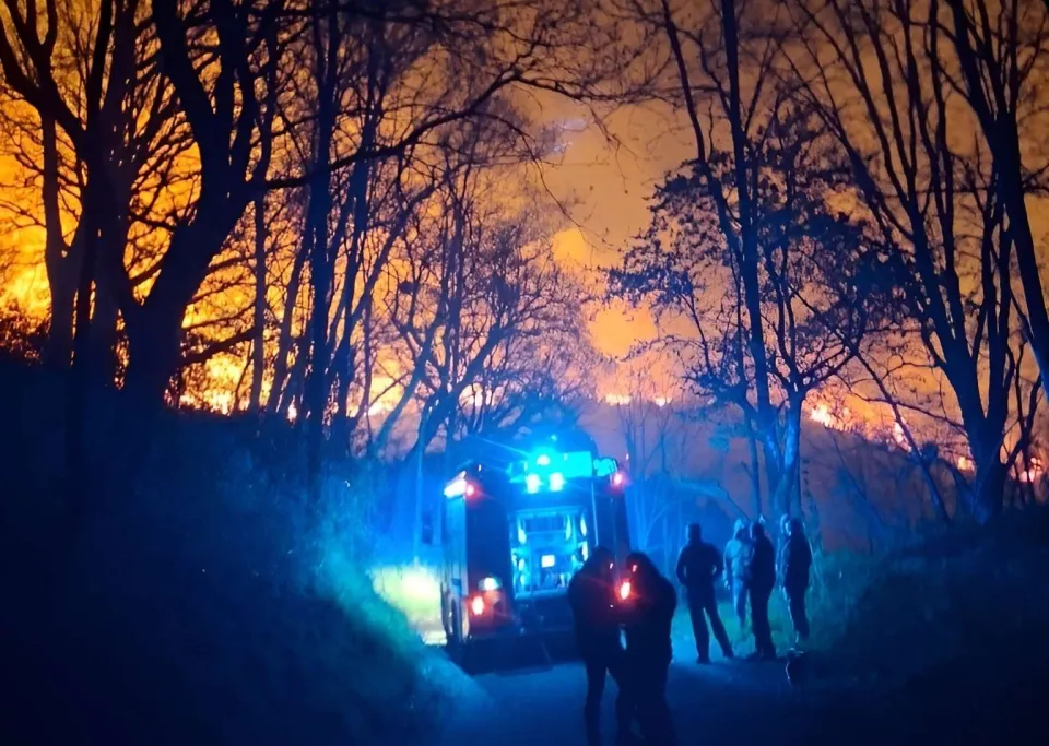 Incendio tra Martirano Antico e Conflenti, notte di lavoro per i VVF