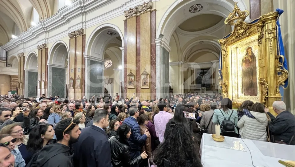 VIDEO | Crotone: inizia il mese Mariano con la calata del quadro della Madonna di Capocolonna