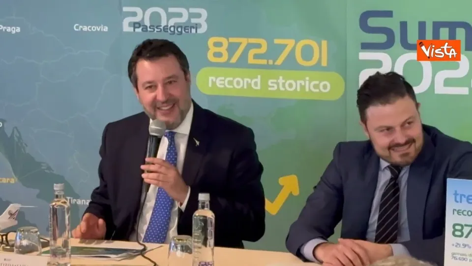 Salvini visita l'aeroporto di Pescara, le immagini