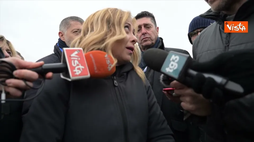 Due anni di guerra in Ucraina, Meloni a Kiev: "L'Italia c'è, firmeremo garanzie di sicurezza"