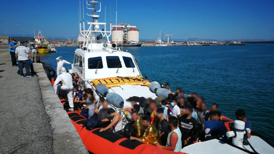 Crotone, soccorsi 61 migranti su una barca a vela in difficoltà