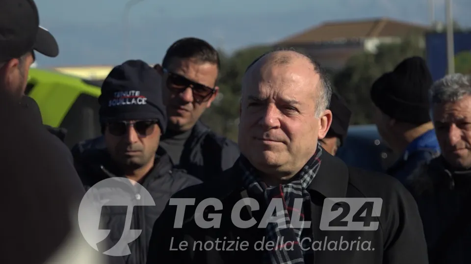 Protesta agricoltori a Crotone, il vescovo Panzetta: "A rischio il futuro di tutti"