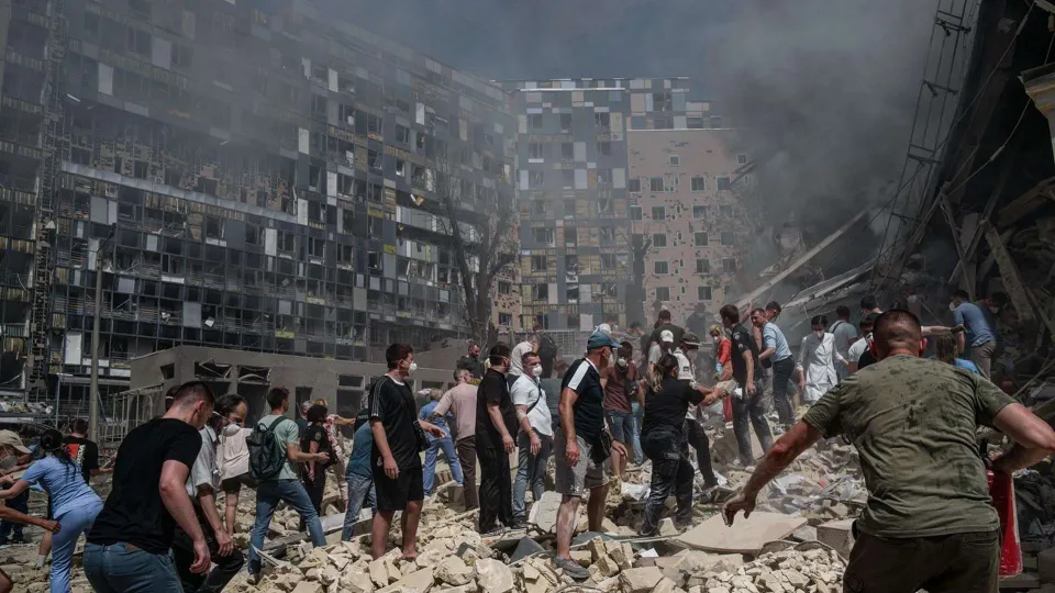 Guerra in Ucraina, tra le macerie dell'ospedale pediatrico di Kiev