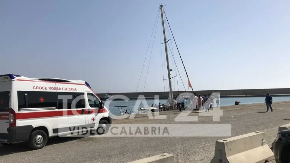 Crotone, tre sbarchi di migranti in un giorno: approdate oltre 200 persone