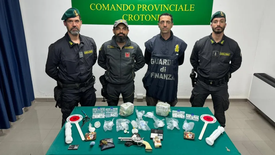 Sequestrate armi e 3 kg di droga: arrestate due persone