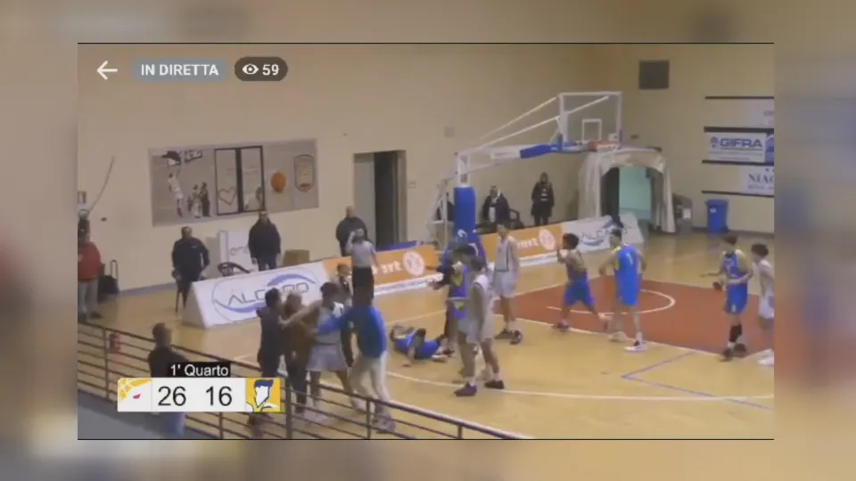 Basket, rissa in campo: padre giocatore colpisce avversario (VIDEO)