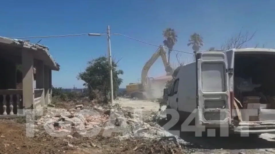 VIDEO | Ruspe in azione a Capocolonna: abbattute le villette dei Grande Aracri