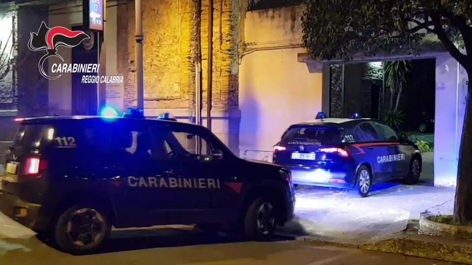 Tentano di liberarsi della droga lanciandola dalla finestra: arrestati padre e figlio
