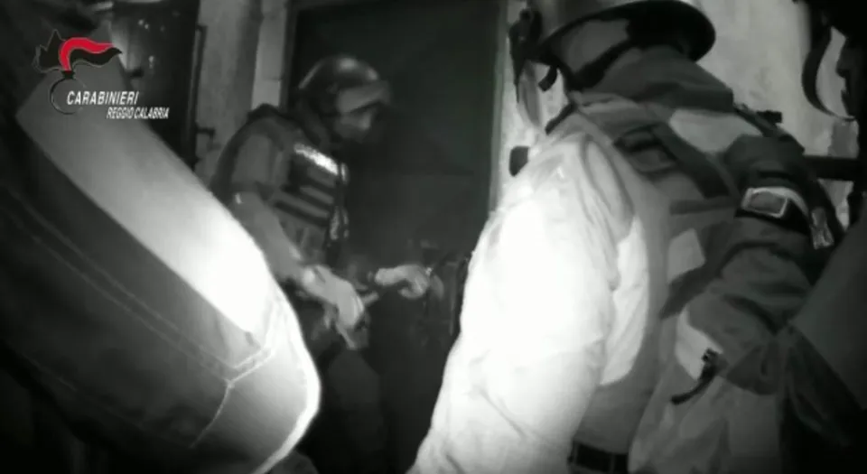 Si barrica in casa dopo aver accoltellato un uomo: all’alba l’intervento dei Carabinieri (VIDEO)