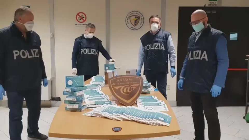 Coronavirus, vendeva online dispositivi di protezione non a norma: una denuncia a Napoli (VIDEO)