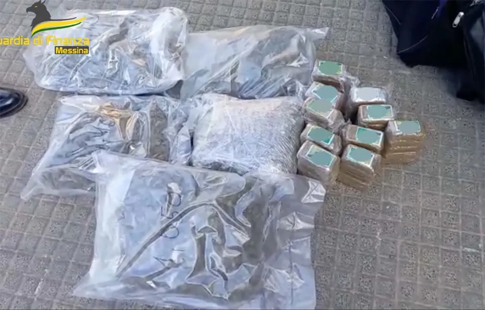 Messina, sbarca dalla Calabria con 10 kg di droga in auto: arrestato (Video)