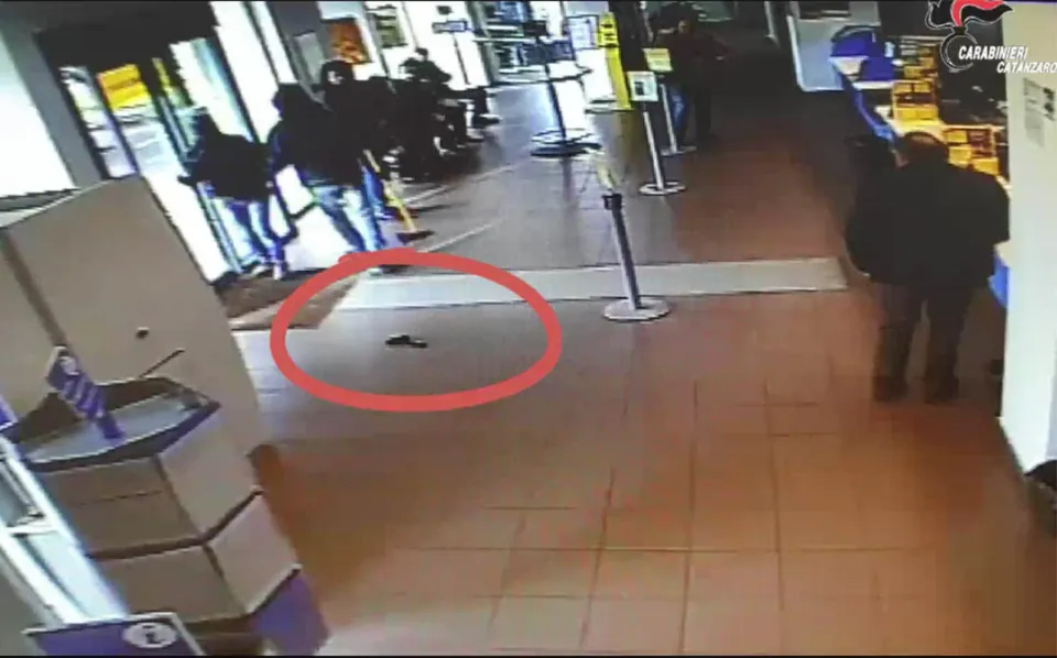 Rapine agli uffici postali di Falerna e Sambiase, i Carabinieri arrestano tre persone (Video)