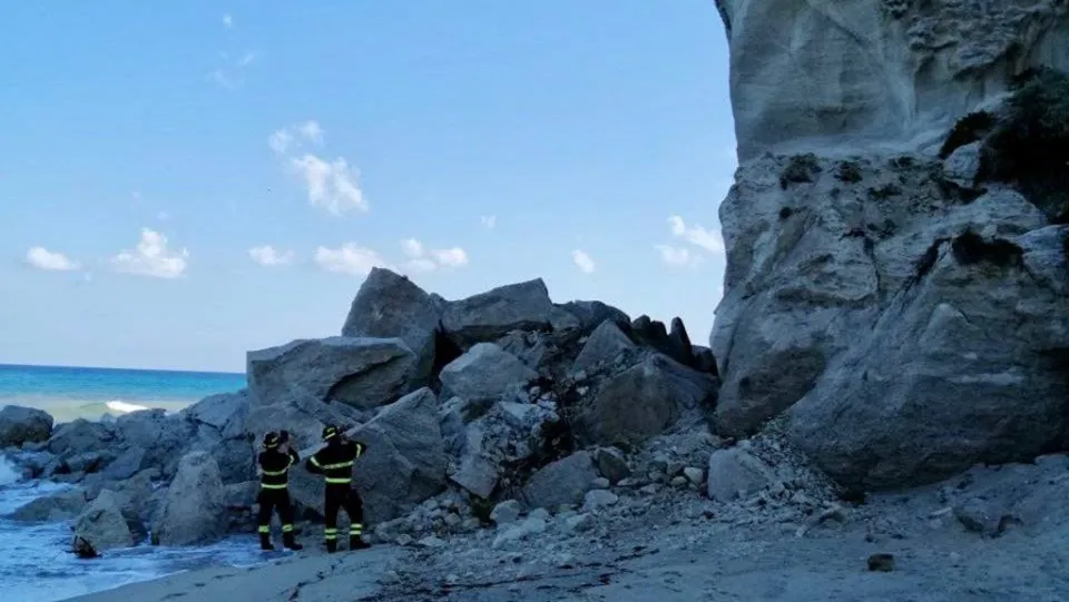 Tropea, crollato parte del costone del Santuario di Santa Maria: non ci sono feriti (VIDEO+FOTO)
