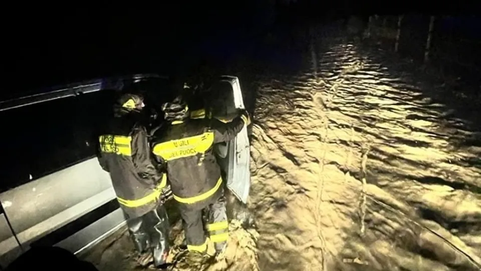 Maltempo nel Crotonese e Catanzarese, esondato il Tacina: pompieri salvano cittadini rimasti bloccati (VIDEO)