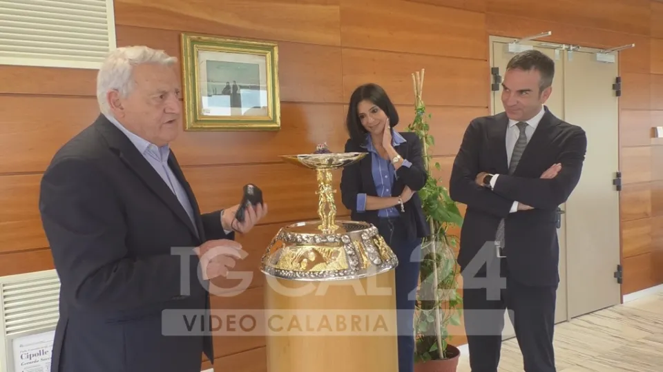 "Ti racconto la Calabria": il maestro orafo Gerardo Sacco dona una sua opera alla Regione