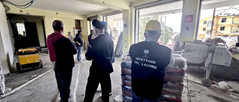 Sellia Marina, irregolarità ed operai in nero: sospeso cantiere edile