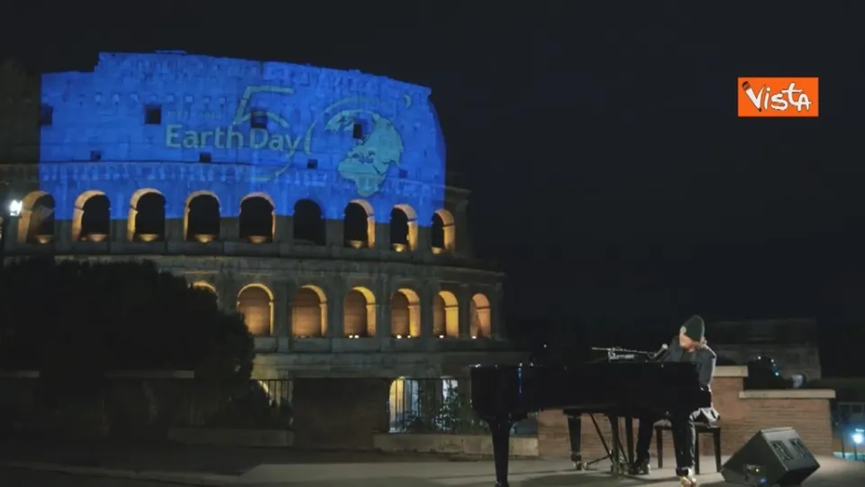 Earth Day, Zucchero canta davanti al Colosseo deserto l’inedito scritto con Bono (VIDEO)