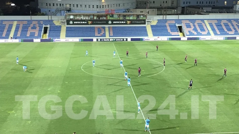 Serie B: Simy regala tre punti importanti al Crotone, il Cosenza cade in casa