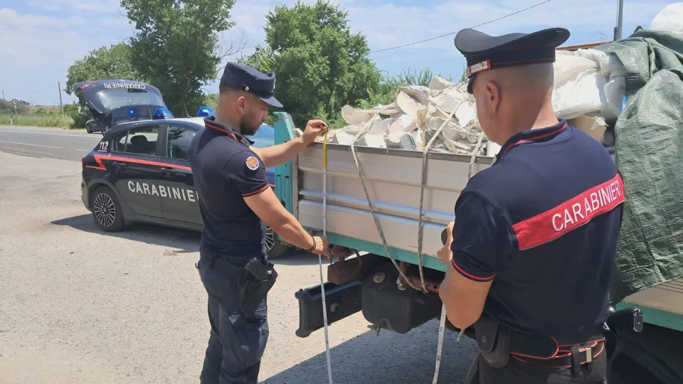 Carabinieri, camion con 15 quintali di rifiuti illegali sequestrato a Sellia