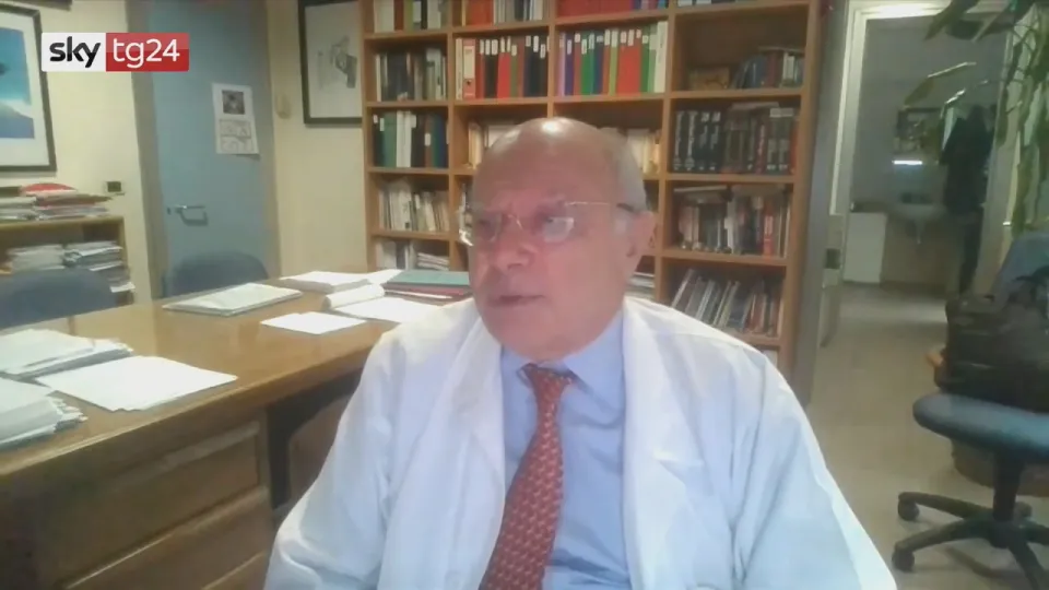 Coronavirus, l'infettivologo Galli lancia un invito agli italiani: «Natale non sia come Ferragosto»
