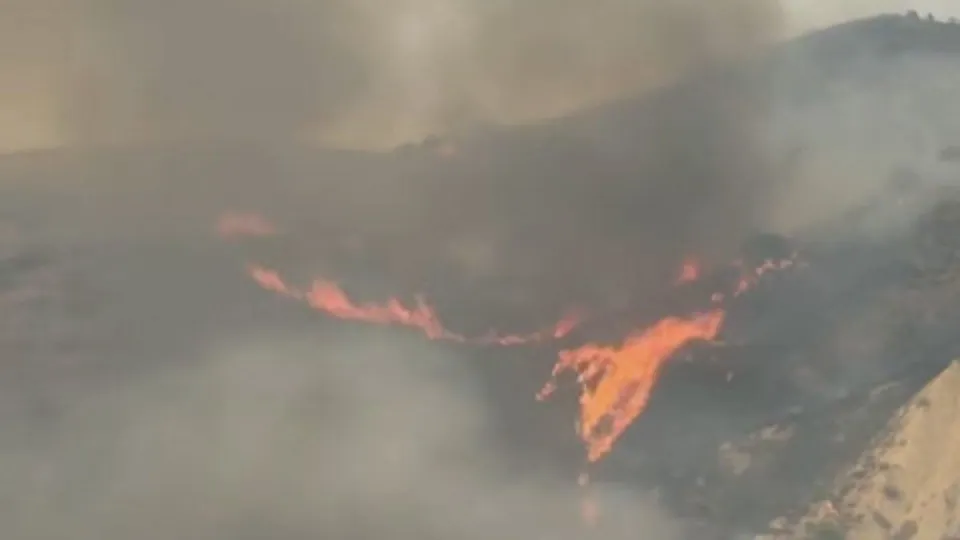 Rogo a Cassano allo Ionio: fiamme minacciano le case, scattano le evacuazioni