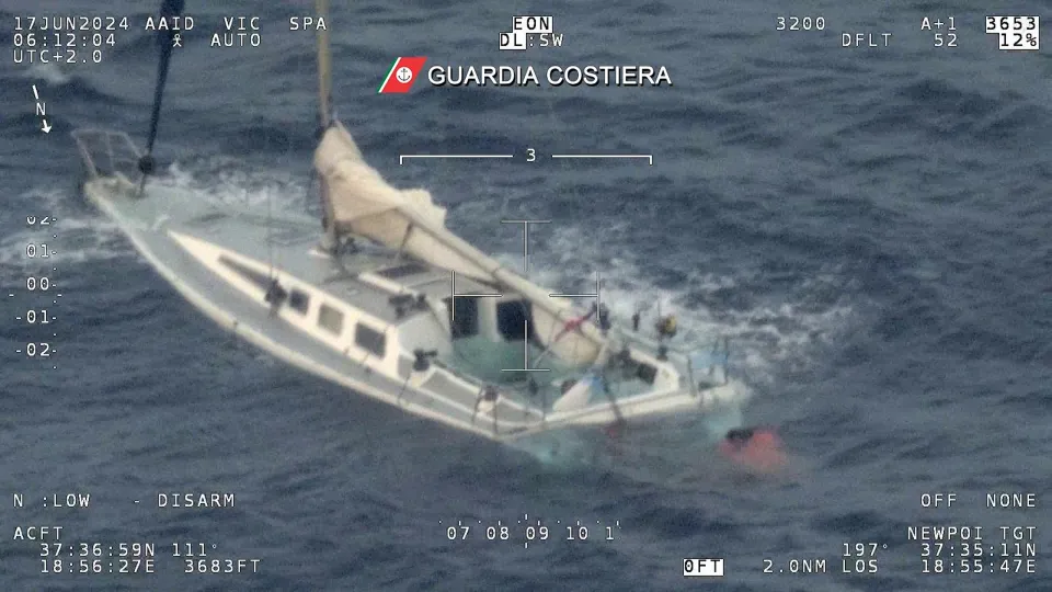 Barca con migranti si capovolge al largo della Calabria: 50 i dispersi
