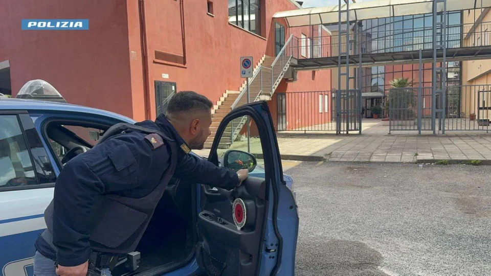 Corigliano-Rossano, esercitazione della Polizia a scuola