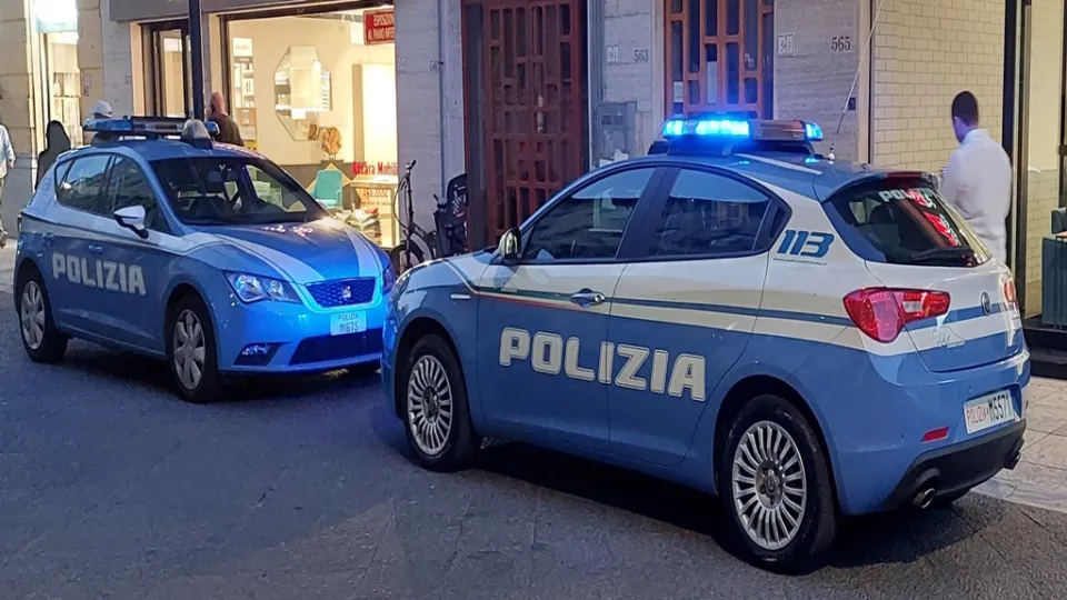 Sperona con una moto ape l'auto della polizia in un tentativo di fuga, arrestato 30enne a Reggio Calabria