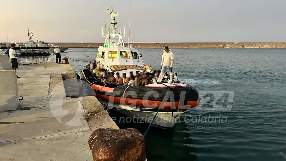 Crotone, sesto sbarco di migranti da inizio anno: 73 persone salvate