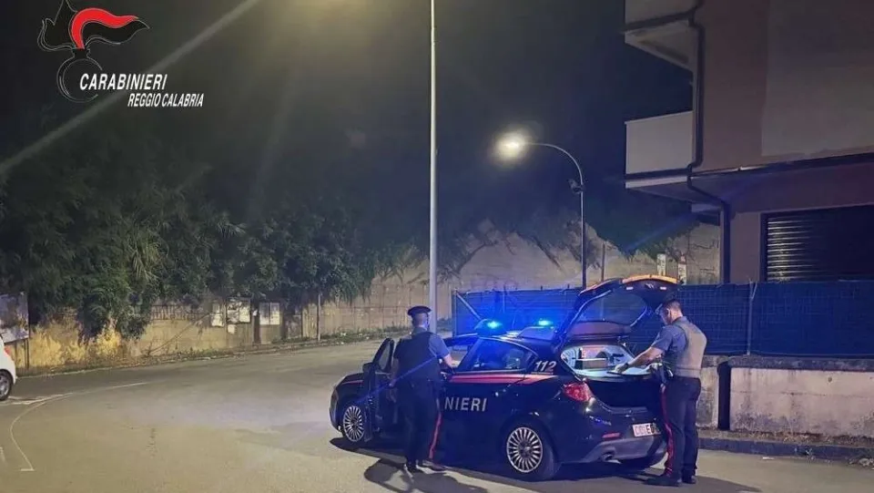 Festeggia scarcerazione marito con fuochi d'artificio: denunciata