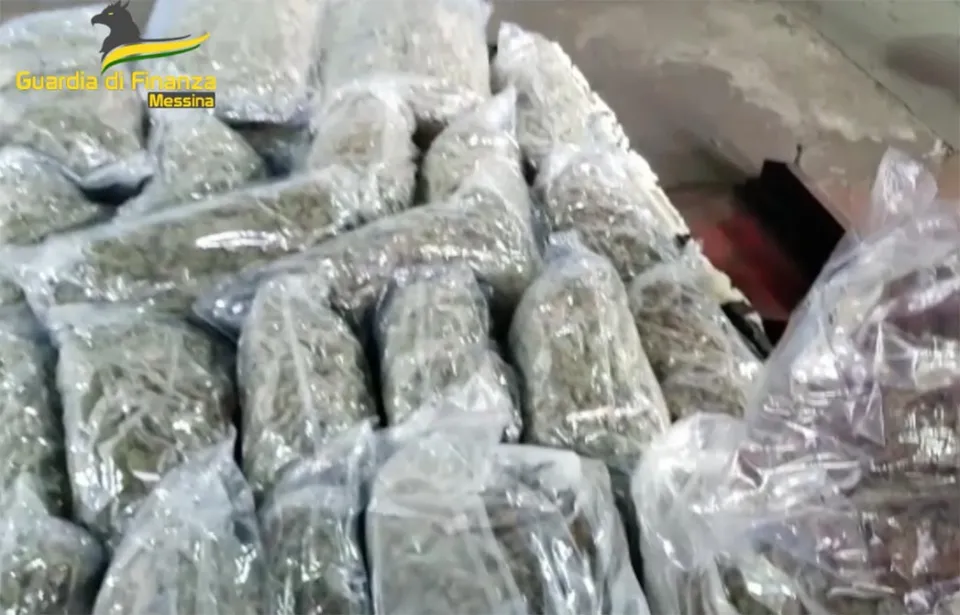 Passa lo Stretto con 32 kg di marijuana nel doppiofondo dell'auto: arrestato corriere della droga (Video)