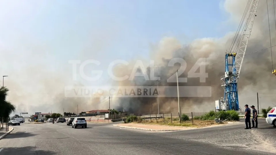 Emergenza incendi a Crotone, almeno quattro i roghi in cui sono impegnati i Vigili del fuoco (FOTO)