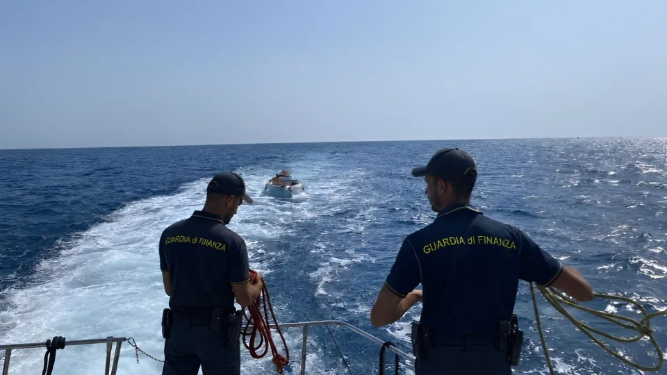 Guardia di Finanza salva una imbarcazione in avaria a Le Castella