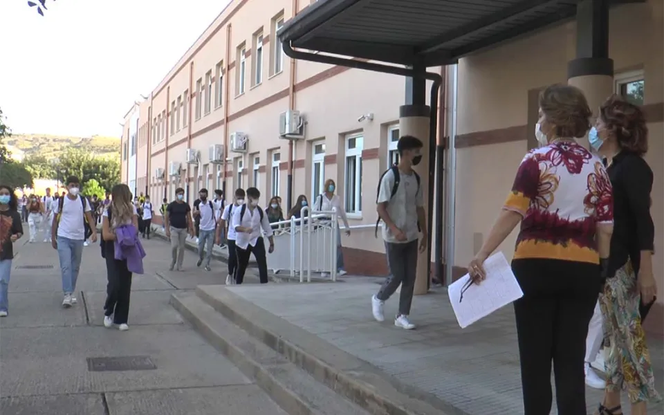Felici di tornare a scuola in presenza, ma c'è il nodo "ingressi scaglionati" per i pendolari