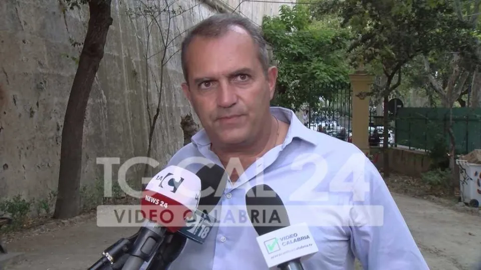VIDEO | De Magistris a Crotone: "I calabresi meritano una politica nuova, onesta, competente e laboriosa"